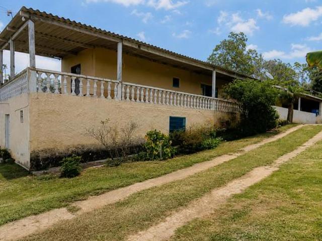 Chácara à Venda com 3 Casas Independentes, Pomar e Terreno de 1.016 m²