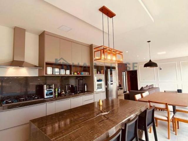 Chácara à venda em localização privilegiada, com 3 quartos, 2 suítes, 2 salas e 380m² de área. Aprov