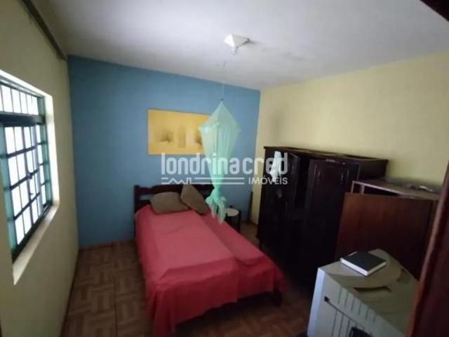 Chácara à venda em Londrina com 1.520m² de terreno, 128m² construídos, 2 quartos, fogão a lenha e am
