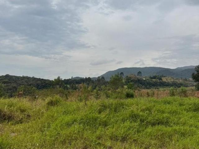 Chácara à venda em São José dos Pinhais com escritura e amplo terreno R$ 650 mil