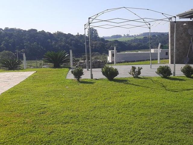 CHÁCARA A VENDA EM SARAPUÍ/SP, 04 DORMITÓRIOS, SALA, COZINHA, LAVANDERIA, ÁREA GOURMET COMPLETA, PIS