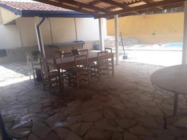 Chácara à venda em Pedreira SP, na Vila Canesso: 5 quartos, 1 suíte, 2 salas, 2 banheiros e 5 vagas