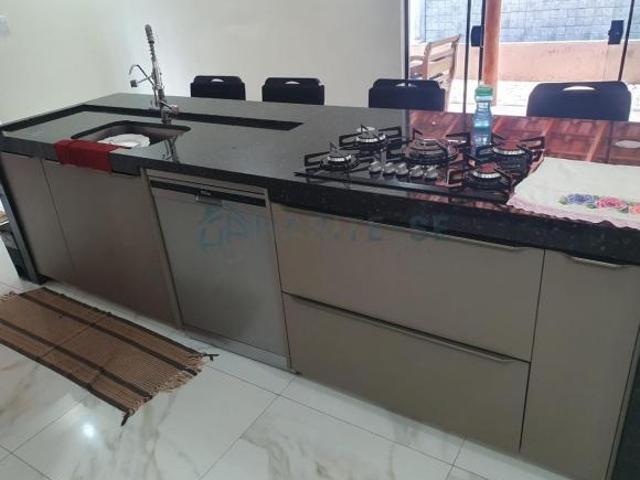 Chácara à venda na cidade de X com 3 quartos, 1 suíte, 2 salas e 250m² na Vila Hípica