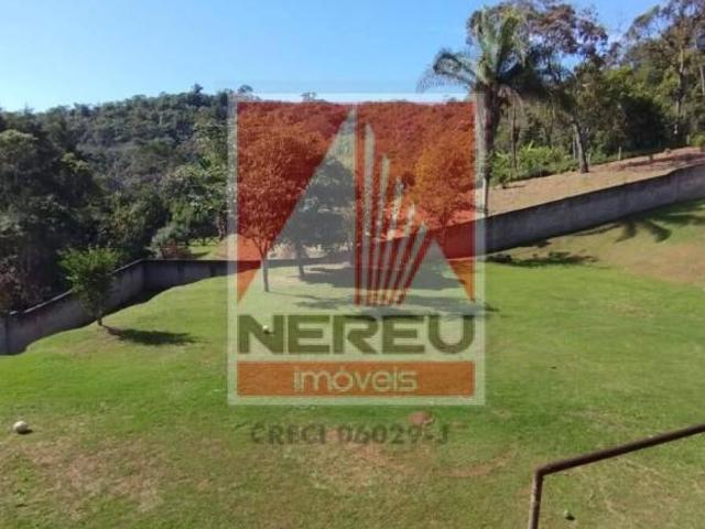 CHÁCARA ALTO PADRÃO COM ACABAMENTO FINO E IMPONENTE