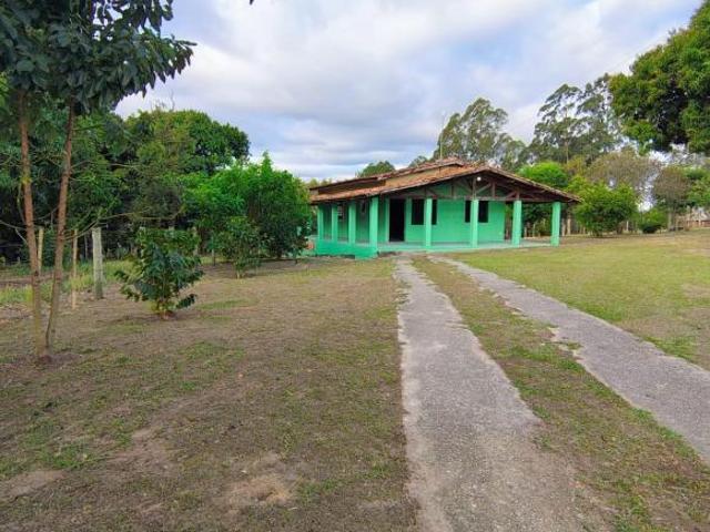 Chácara com 8925,30m² de Terreno, Casa de 204m², Barracão e Poço Caipira