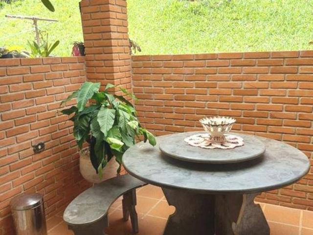 Chácara com 2 suites americanas, boa localização em Pinhalzinho SP