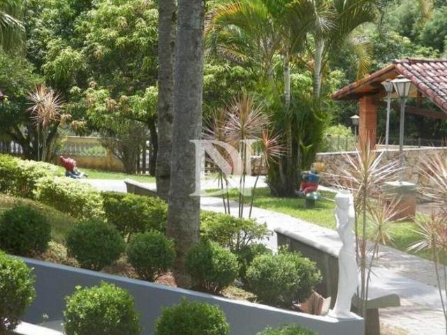 Chácara com 3 casas