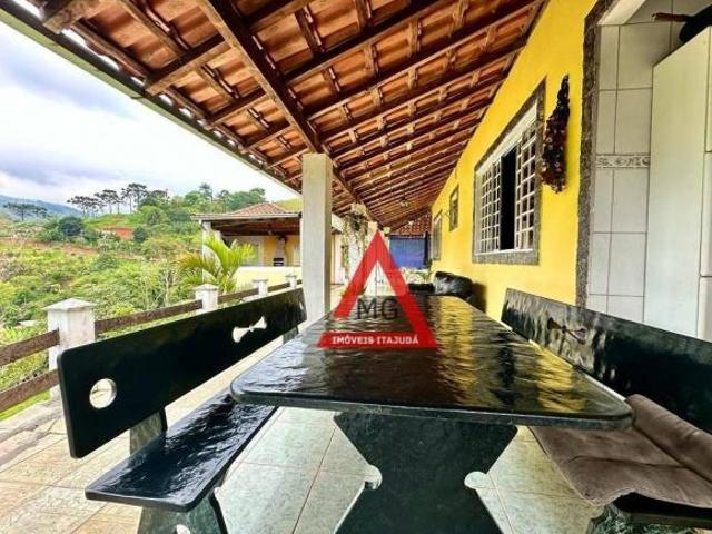 Chácara com 3 quartos, sendo uma suíte, ampla área verde e com área gourmet com fogão a lenha e pisc