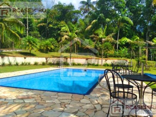 Chácara com lago e piscina em Juquitiba
