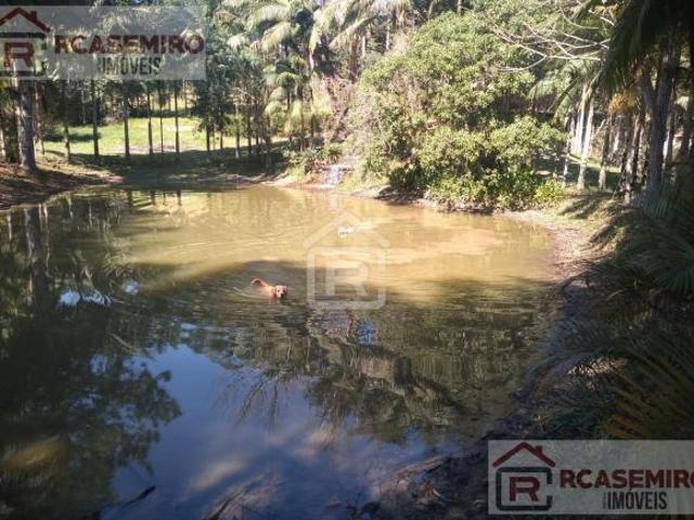 Chácara com lago em meio a natureza, terreno todo aproveitável