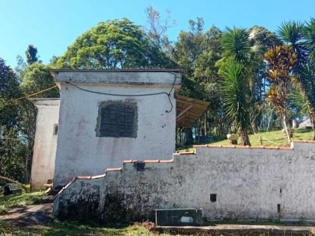 Chacara com piscina na beira da represa