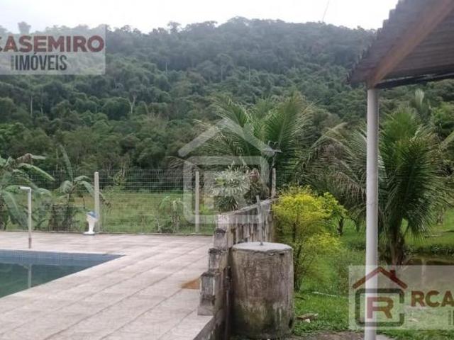 Chácara com piscina e lago