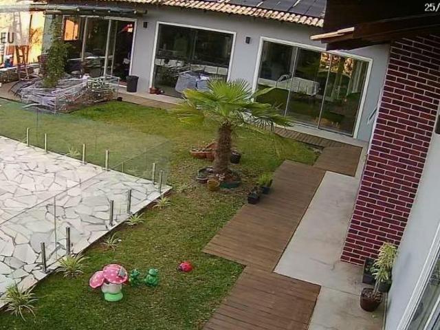 Chácara com Piscina em Condomínio