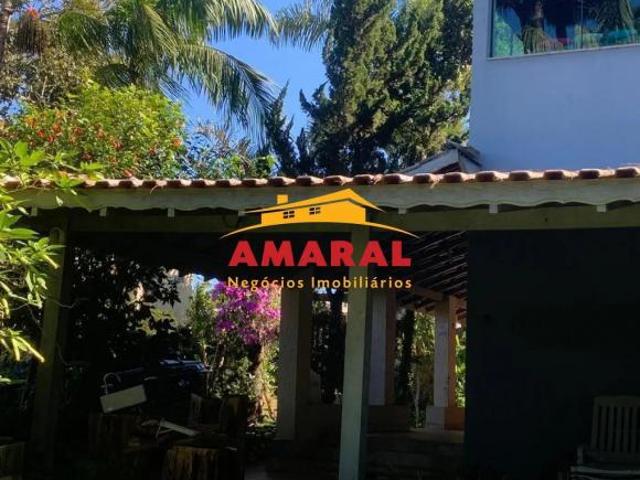 Chácara Completa à Venda em Suzano / 2.400 m² de Terreno, Piscina e 5 Quartos