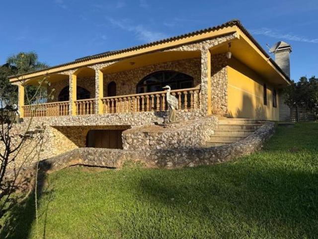Chácara Completa em Colombo com Casa Colonial, Lazer e Estrutura Rural