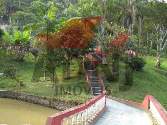 Chácara em Juquitiba com lago e piscina