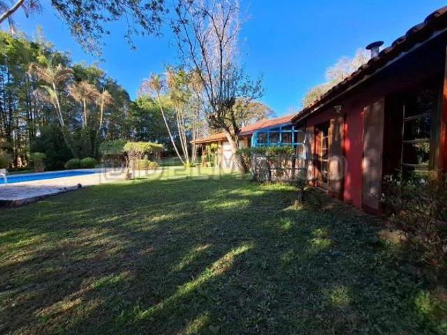 Chácara incrível com piscina e um gramado enorme!
