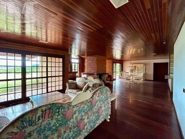 CHÁCARA RARA, COM BELA CASA ACONCHEGANTE E UM TERRENO PLANO DE MAIS DE 24MIL M². ADEGA, LAREIRA, P