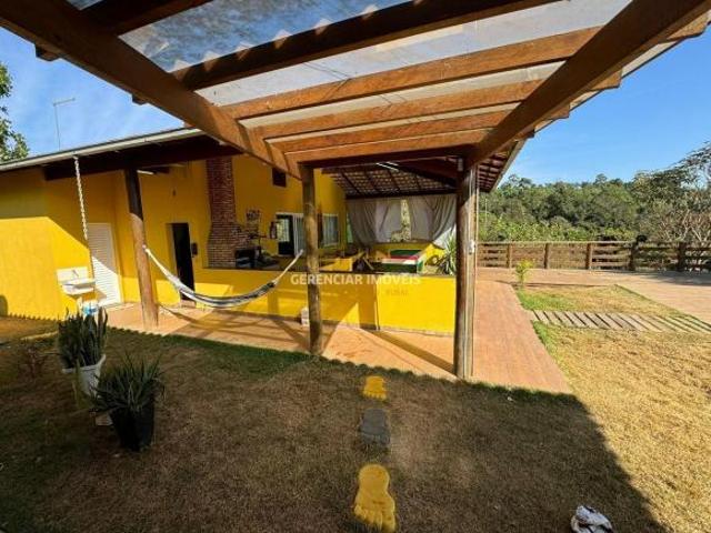 Chácara 4.500m² com 04 quartos, córrego e área gourmet em Itaúna MG