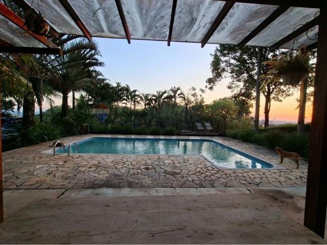 Chácara 5.000m² em Valinhos | Piscina, Espaço Gourmet, Pomar, Poço Artesiano e Vista Natureza – Alto Padrão