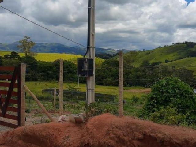 Chácara 5.938 mts Topografia baixa Energia bifásica Água de poço semi artesiano Casa sede contendo