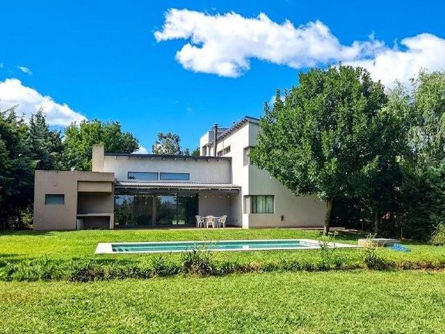 Chacras de la Reserva Casa en venta de 4 dormitorios sobre lote de 2.000 m2