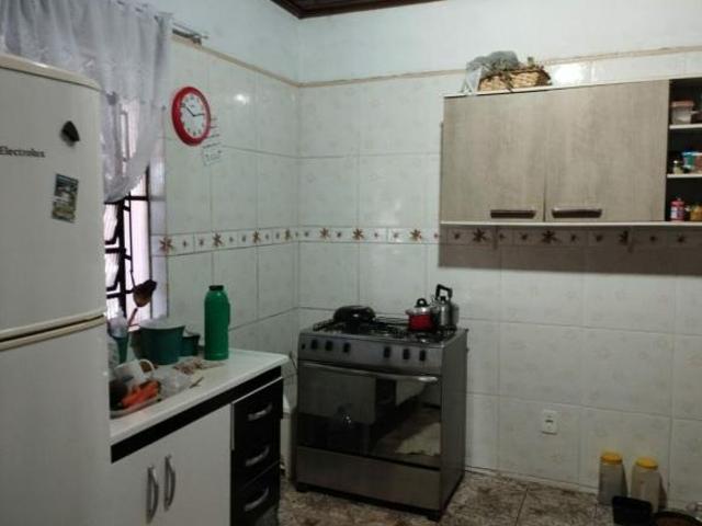 Chacrinha com casa em área urbana