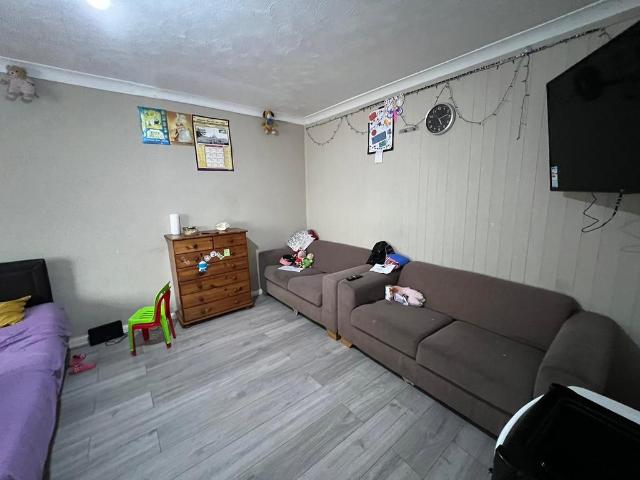 chadwel heath RM6 2 bed flat to rent £2,100 pcm £485 pw