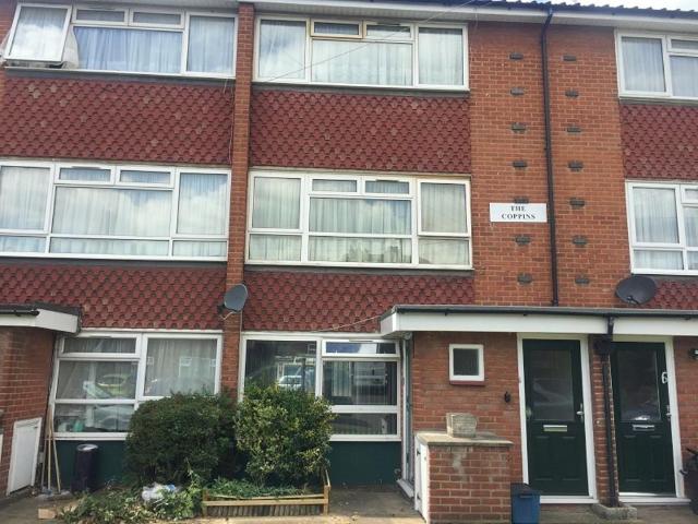 Chadwell Avenue, Romford 2 bed apartment to rent £1,600 pcm £369 pw