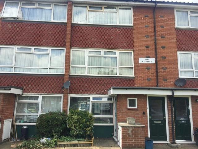 Chadwell Avenue, Romford RM6, 2 bed flat to rent, £1,600 pcm | PrimeLocation