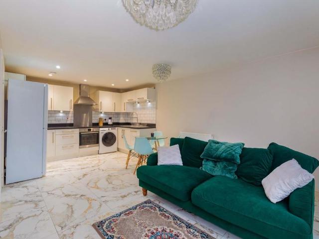 Chadwick Road, Langley SL3 2 bed apartment to rent £1,600 pcm £369 pw
