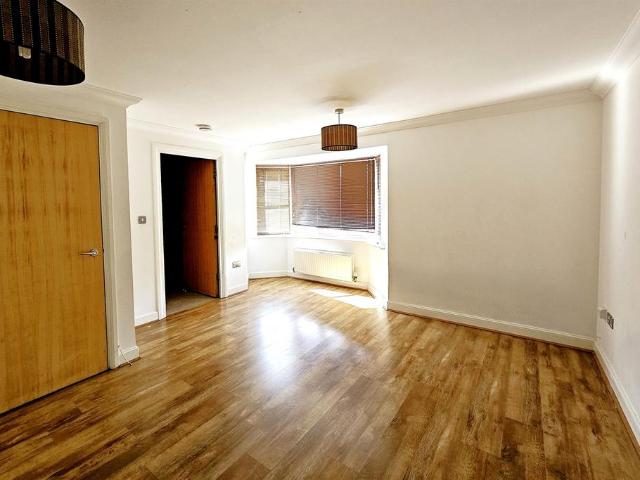Chafford Hundred, Essex RM16 2 bed flat to rent £1,450 pcm £335 pw