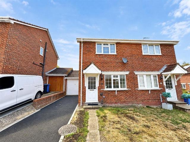 Chaffinch Close, Poole, Dorset, BH17 2 bed semi detached house to rent £1,500 pcm £346 pw