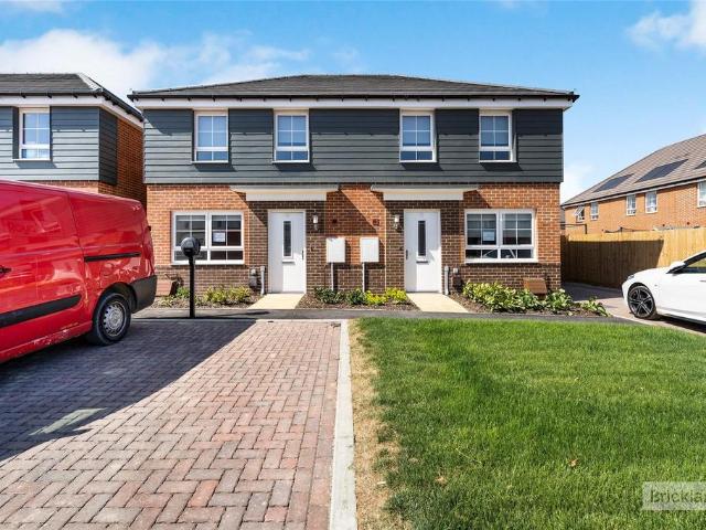 Chaffinch Gardens, Yapton, Arundel, BN18 3 bed house to rent £1,700 pcm £392 pw