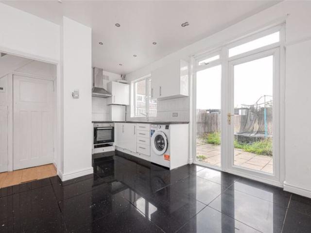 Chailey Avenue, Enfield EN1, 3 bed property to rent, £2,200 pcm | PrimeLocation
