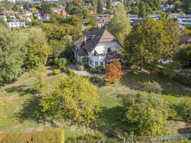 Chailly Einfamilienhaus mit Charakter auf einem großen Grundstück