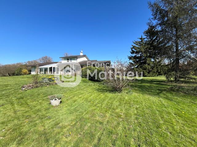 Chalamont: Jolie maison traditionnelle 350m2 hab + dépendances piscine et terrain de 3 hectares