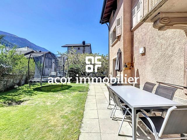Chalais – Grosses Dorfhaus mit 3 Wohnungen