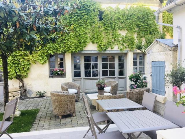 CHALAIS 16 MAISON BOURGEOISE 400 m2