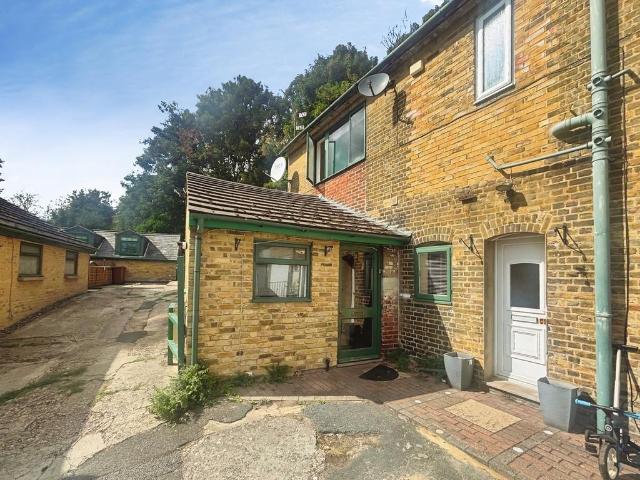 Chalgrove Mews, Halling ME2 3 bed house to rent £1,400 pcm £323 pw