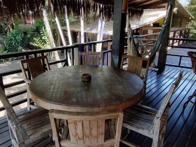 CHALÉ À VENDA EM CONDOMÍNIO ARBORIZADO COM PISCINA EM ILHABELA SP