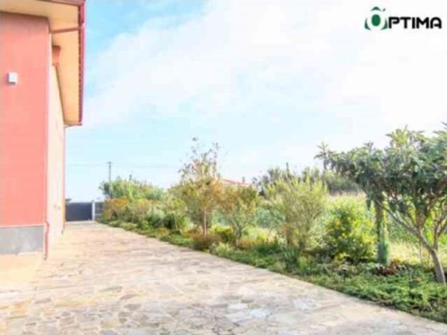 Chalé independiente con piscina y cancha de tenis en Boiro
