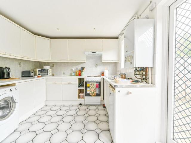 Chale Road, Clapham Park, London, SW2 3 bed house to rent £2,800 pcm £646 pw