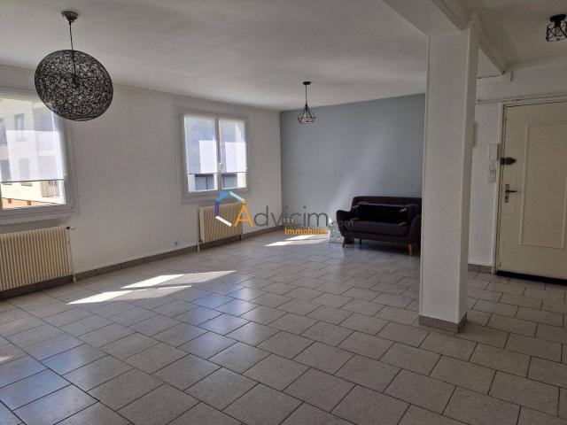 CHALETTE SUR LOING BOURG, T3 AVEC GARAGE
