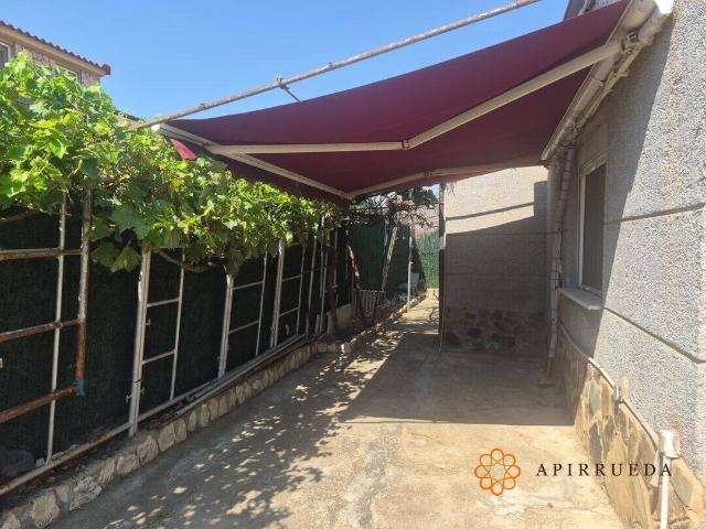 Chalet 2 dormitorios planta calle con jardín junto piscinas
