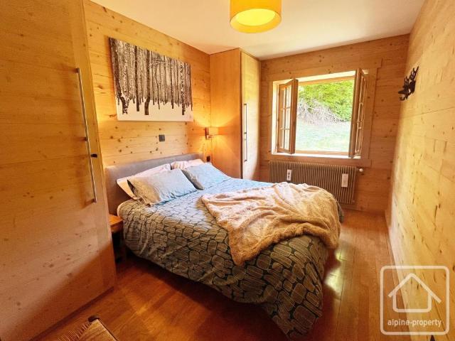 Chalet 7 chambres, 3 salle de bain, garage, abri voiture et jardin au pied de la télécabine