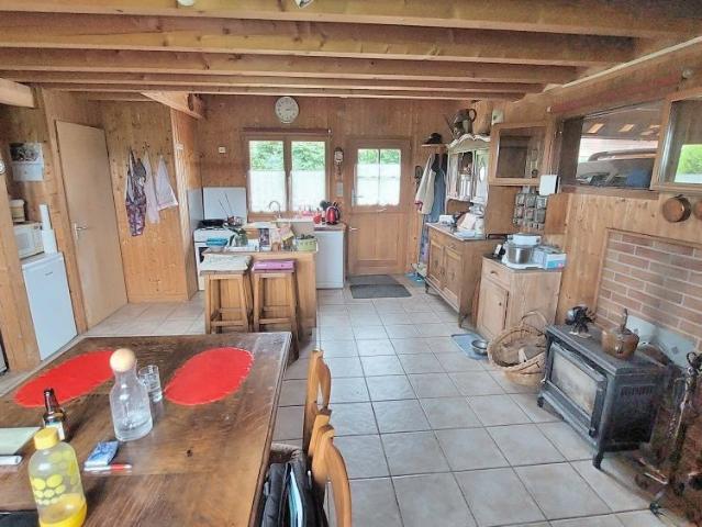 Chalet 7 pièces 100 m2 sur terrain arboré de 948m2, vue sur prairies