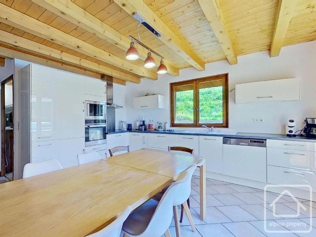 Chalet 4 chambres, un studio indépendant, 2 SDB, piscine, garage double
