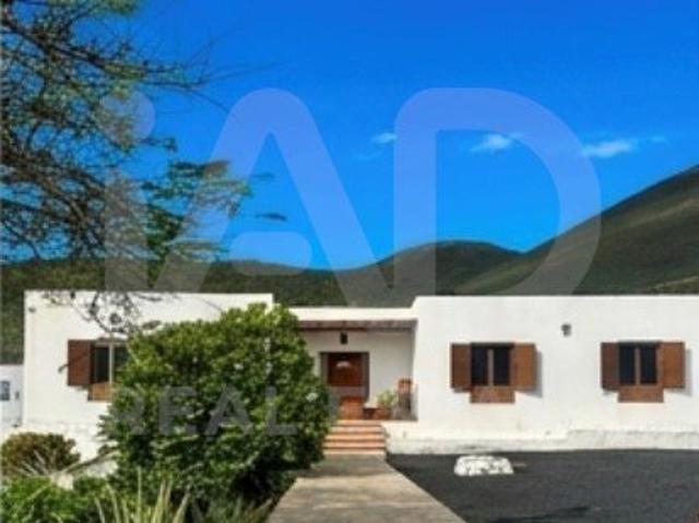 Chalet 4 dormitorios 228 m2 257m² Haría