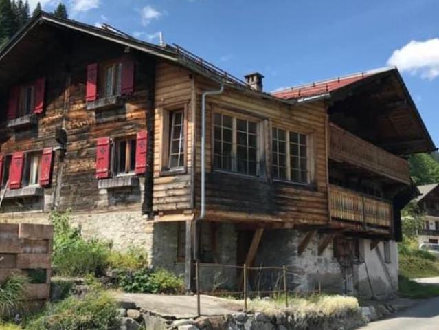 Freistehendes Chalet mit 5,5 Zimmern und Nebengebäude in La Collombaz